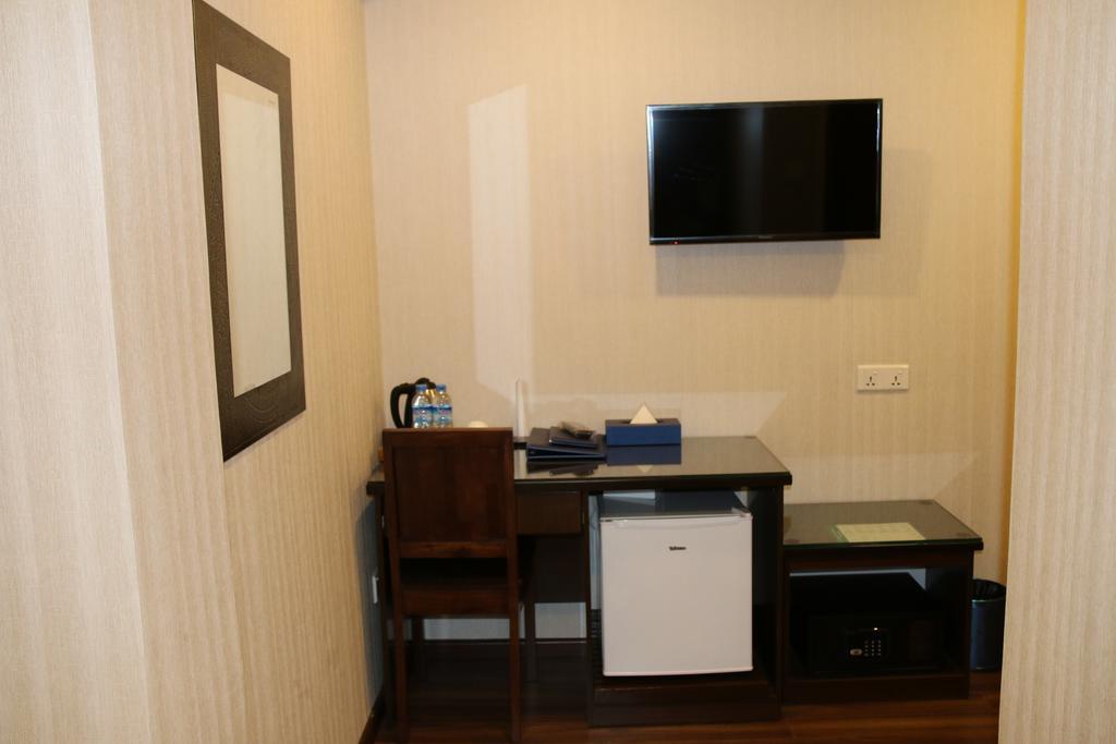 8Day Hotel Yangon Room photo